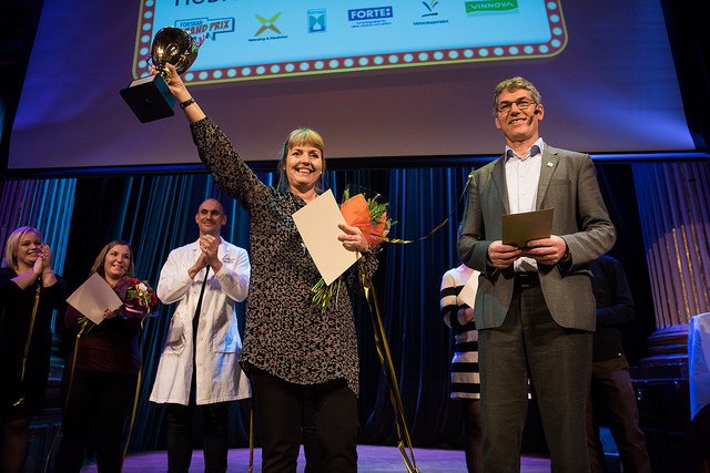 Vinnaren 2016 Anita Pettersson tillsammans med prisutdelaren Sven Stafström, generaldirektör Vetenskapsrådet.
